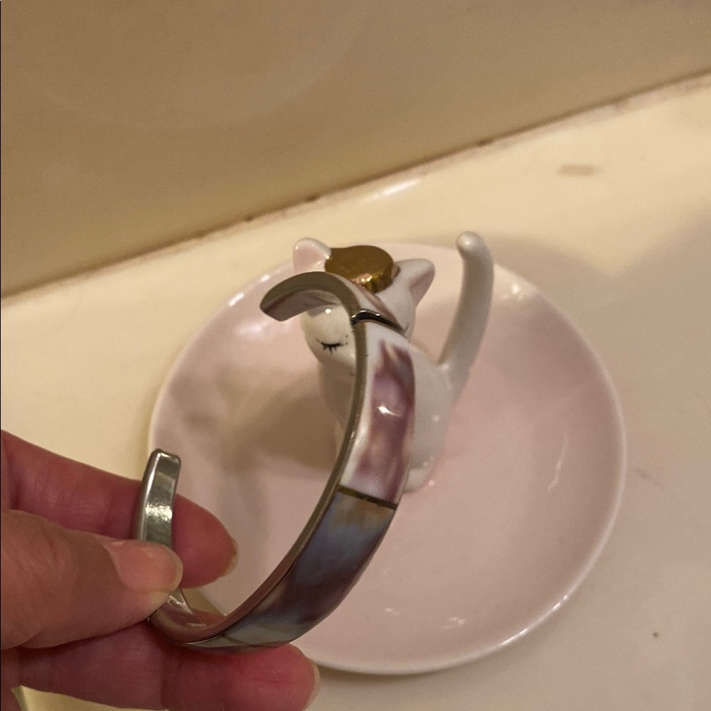 Elegant Silver and shell inlaid bracelet